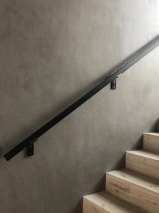 Mikrocement na ścianach klatki schodowej