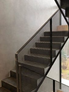 Mikrocement na ścianach klatki schodowej