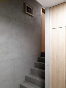 Mikrocement na ścianach klatki schodowej