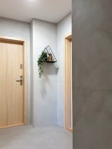Mikrocement na ścianach klatki schodowej