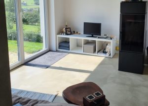 mikrocement na podłodze perłowy piasek
