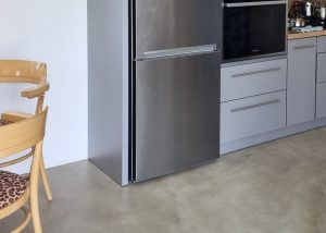 mikrocement na podłodze medium perłowy piasek
